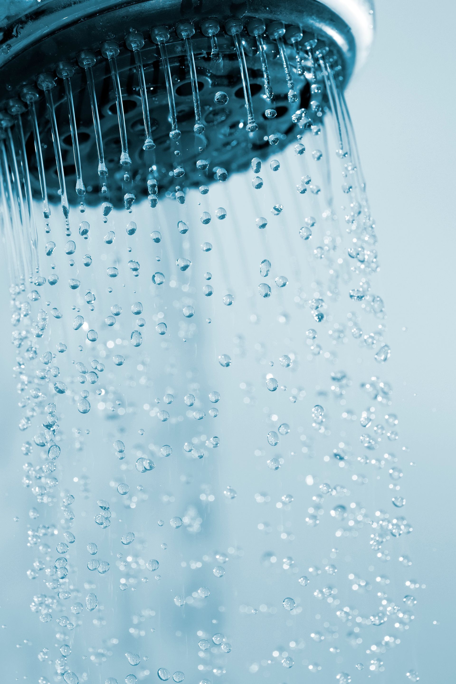 Pommeau de douche avec gouttes d'eau qui tombent, tons bleu clair.