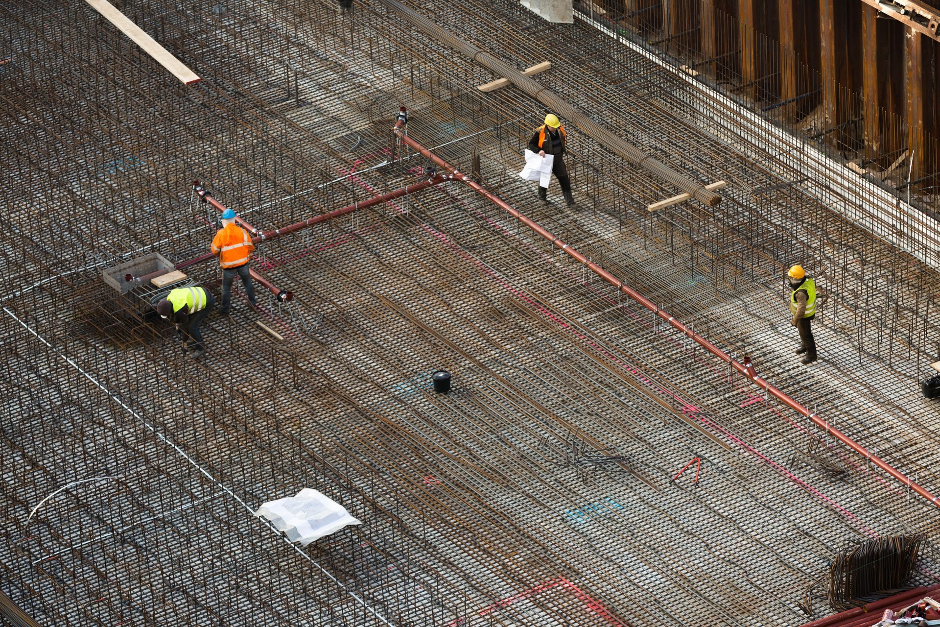Personen auf Großbaustelle, Stahlgitter für Betonkonstruktion