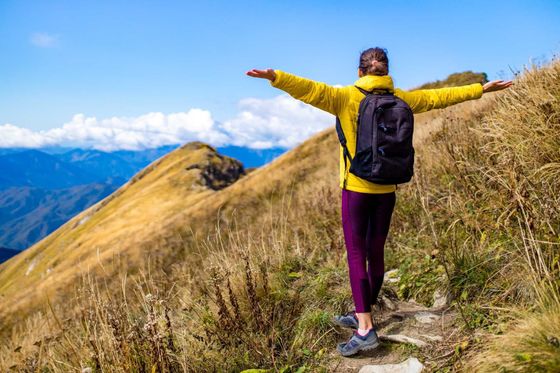 Mujer andando por el campo