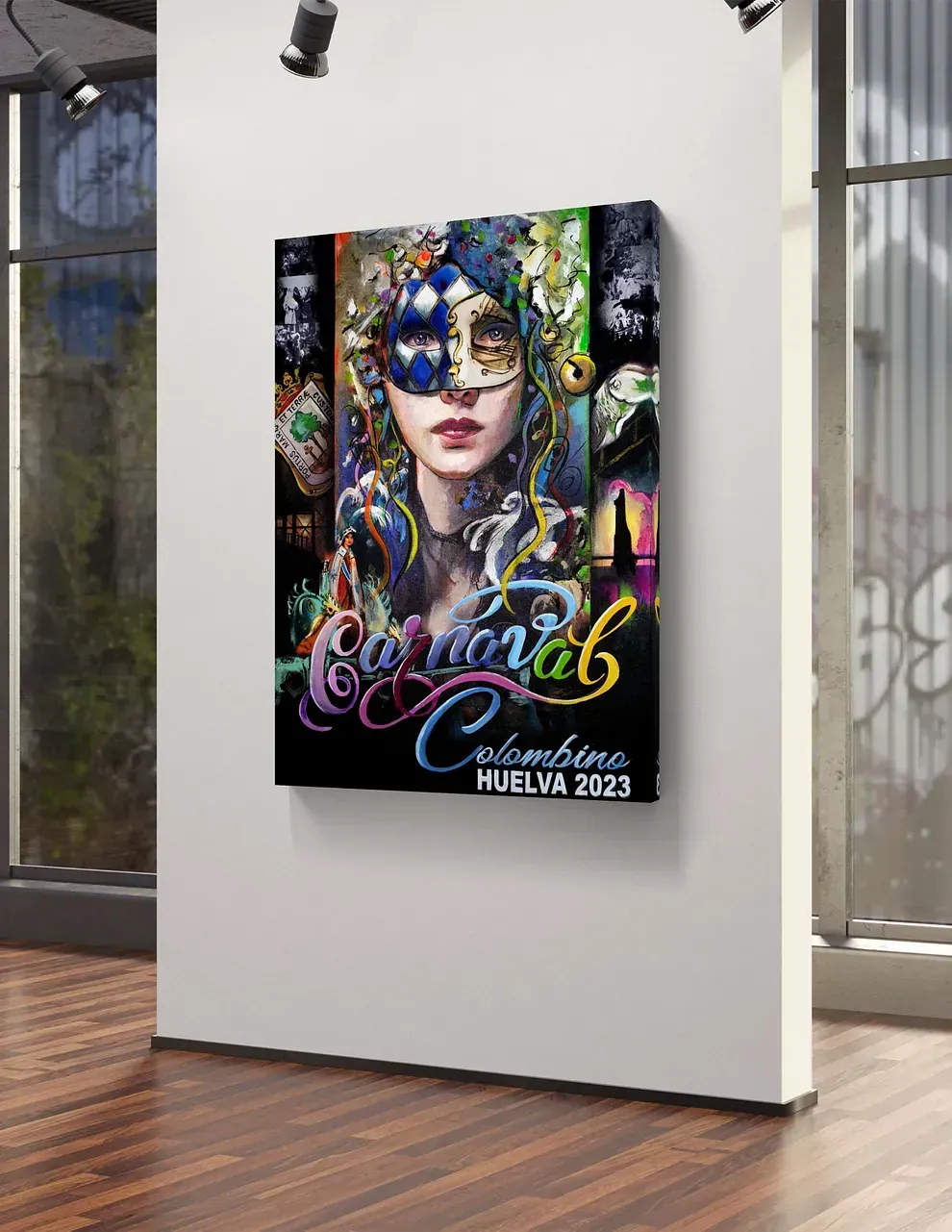 Un cuadro de una mujer que lleva una máscara está colgado en una pared.