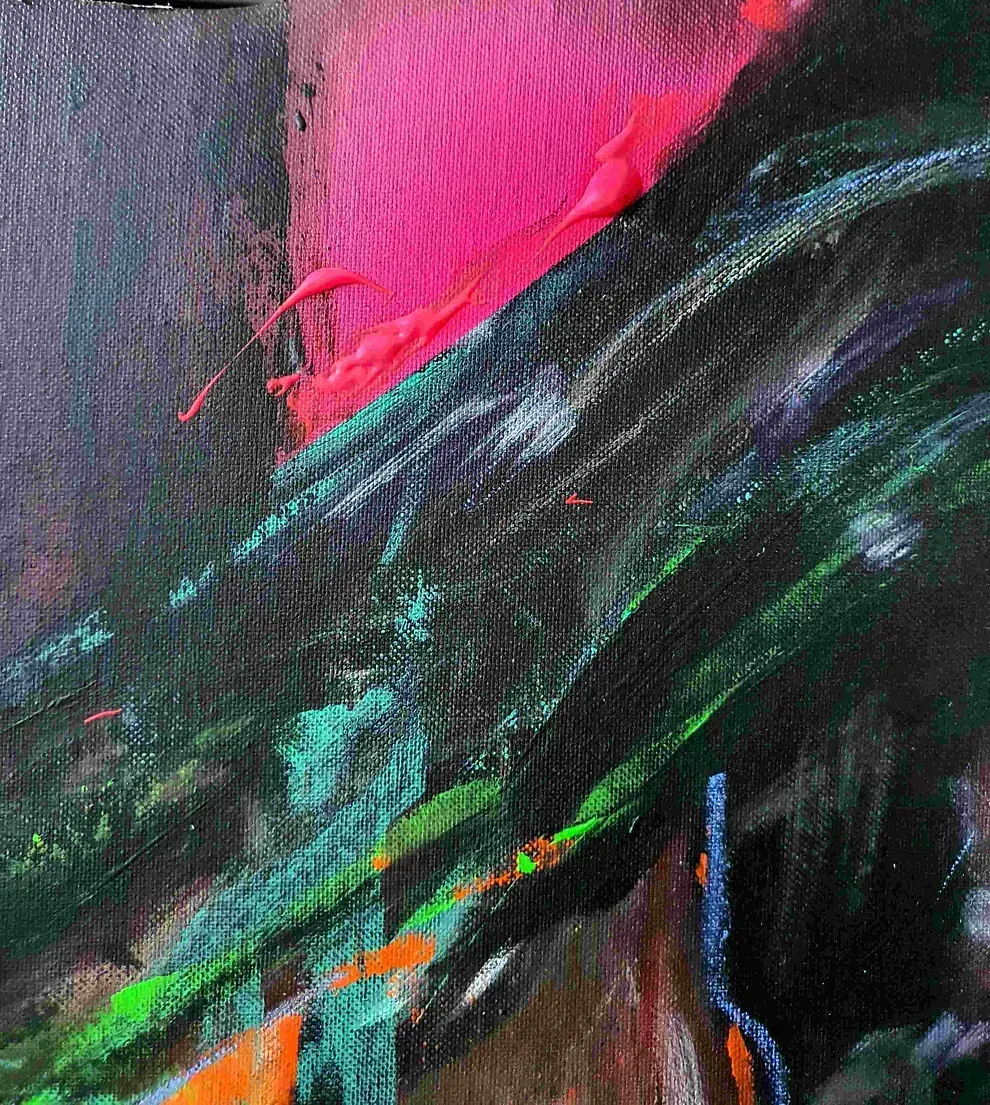 Un primer plano de una pintura colorida sobre un fondo negro.