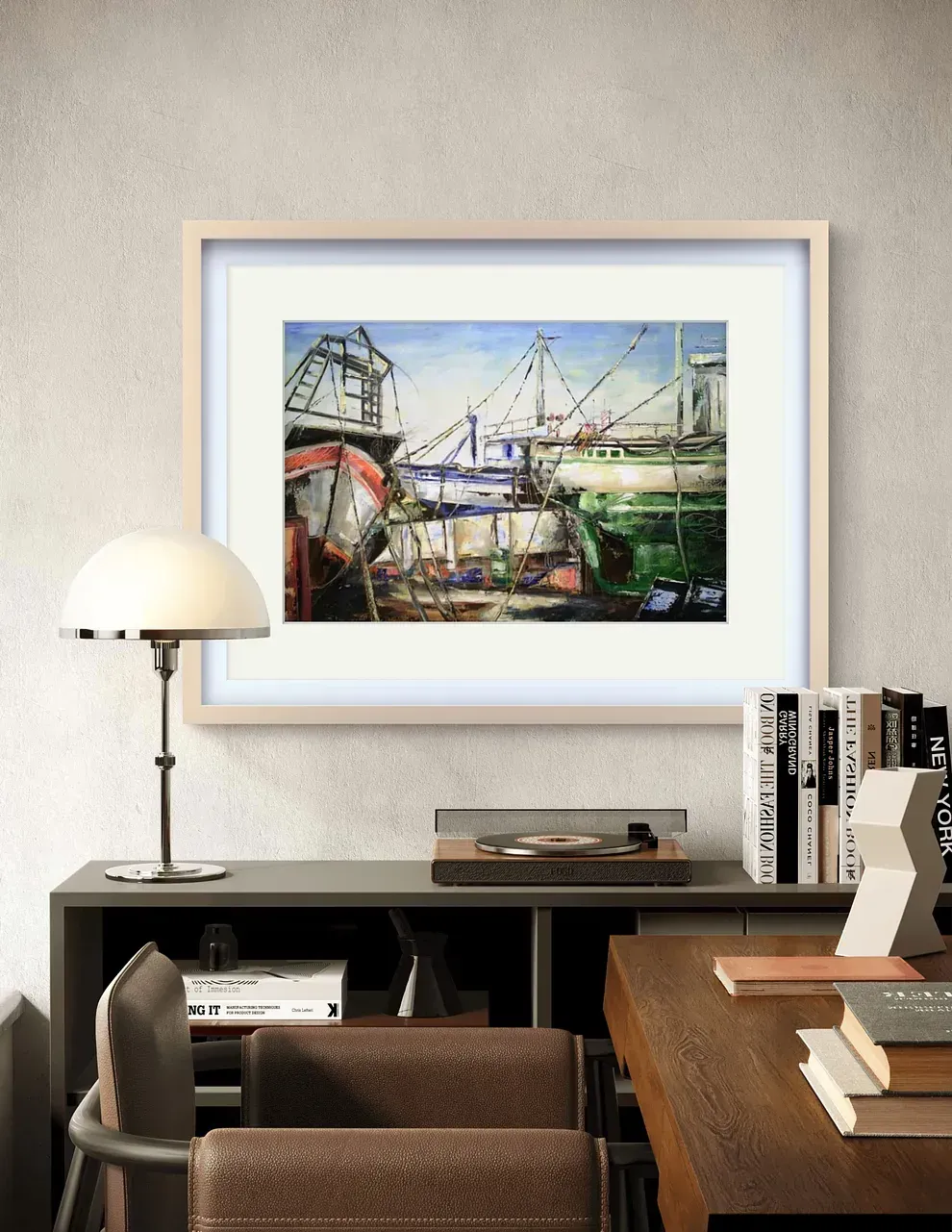 Un cuadro enmarcado cuelga en una pared encima de un escritorio.