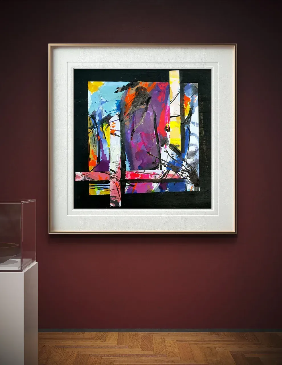 Un cuadro enmarcado está colgado en una pared roja.