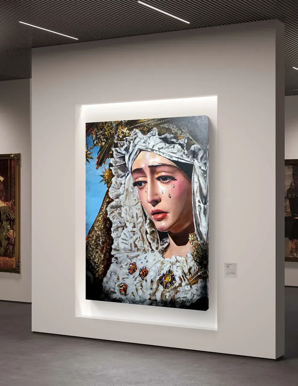 Un cuadro del rostro de una mujer está colgado en la pared de un museo.