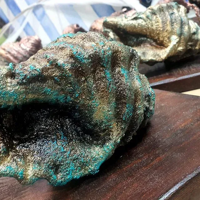 Un primer plano de una roca sobre una mesa de madera.