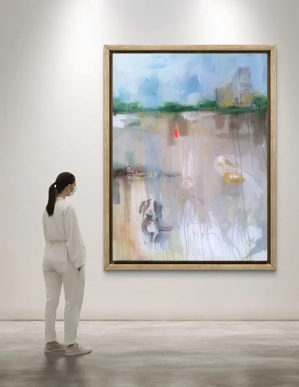 Una mujer está parada frente a un cuadro grande en un museo.