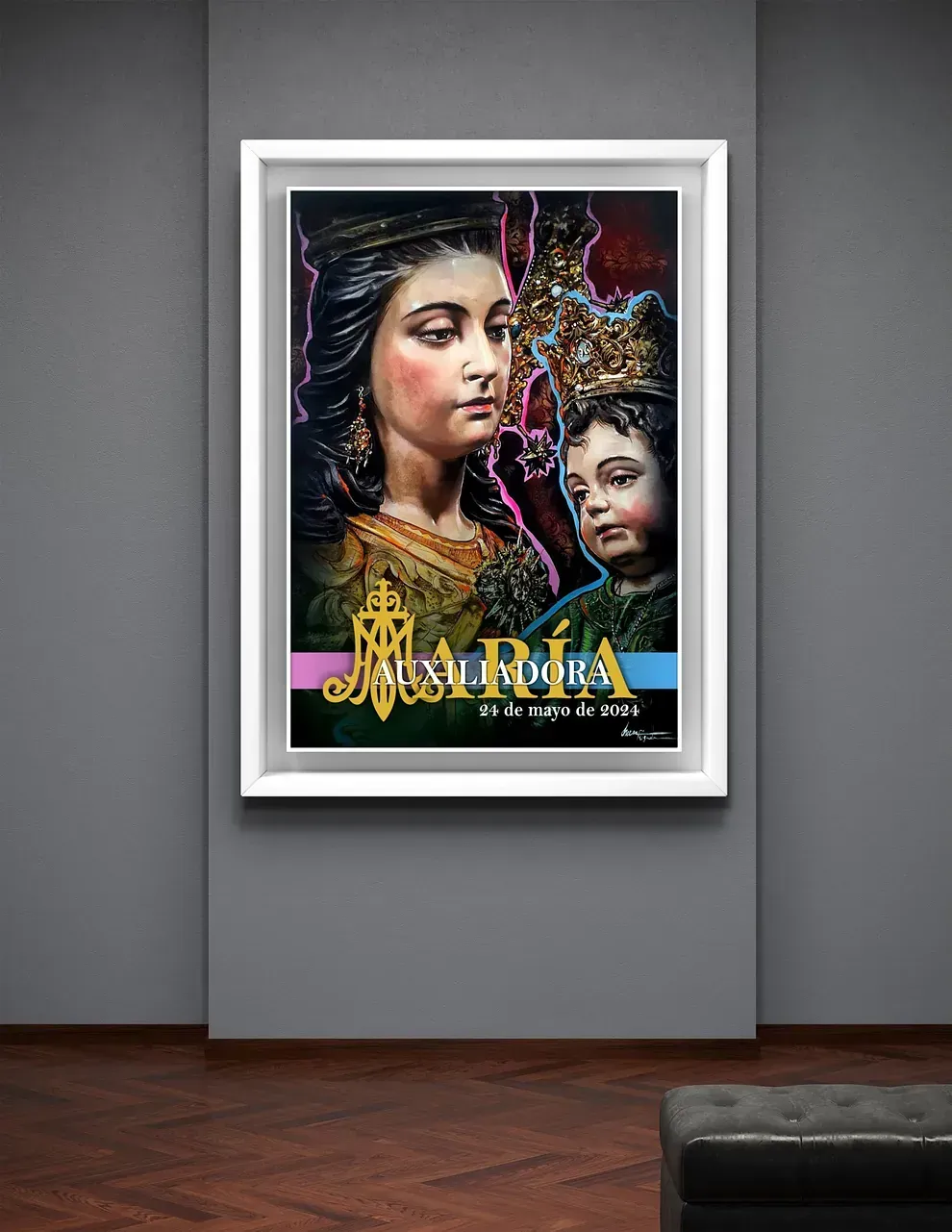 Un cuadro enmarcado de una mujer y un niño está colgado en una pared.