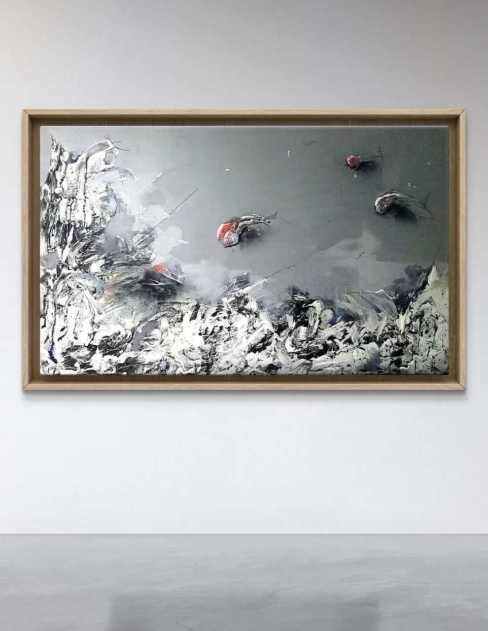 Un cuadro de peces nadando en un estanque está colgado en una pared.