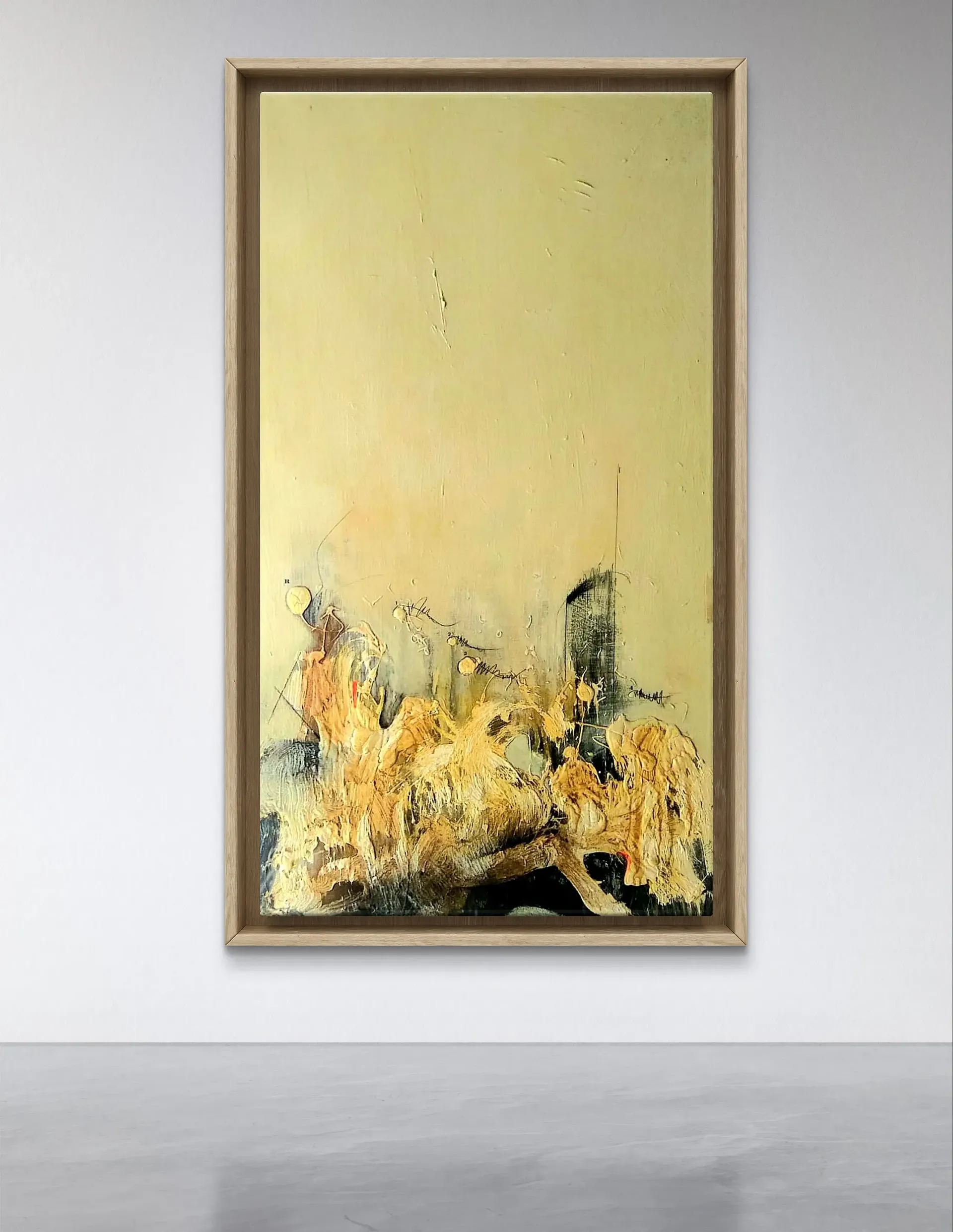 Un cuadro enmarcado está colgado en la pared de una habitación.