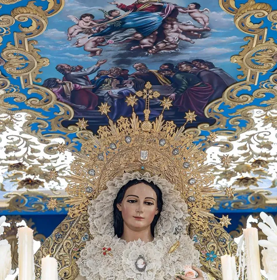 Una estatua de una mujer con una corona en la cabeza.