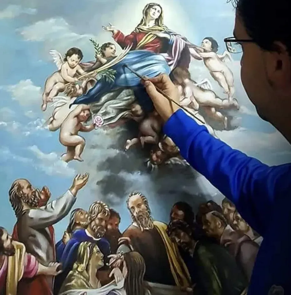 Un hombre señala una pintura de Jesús y María.