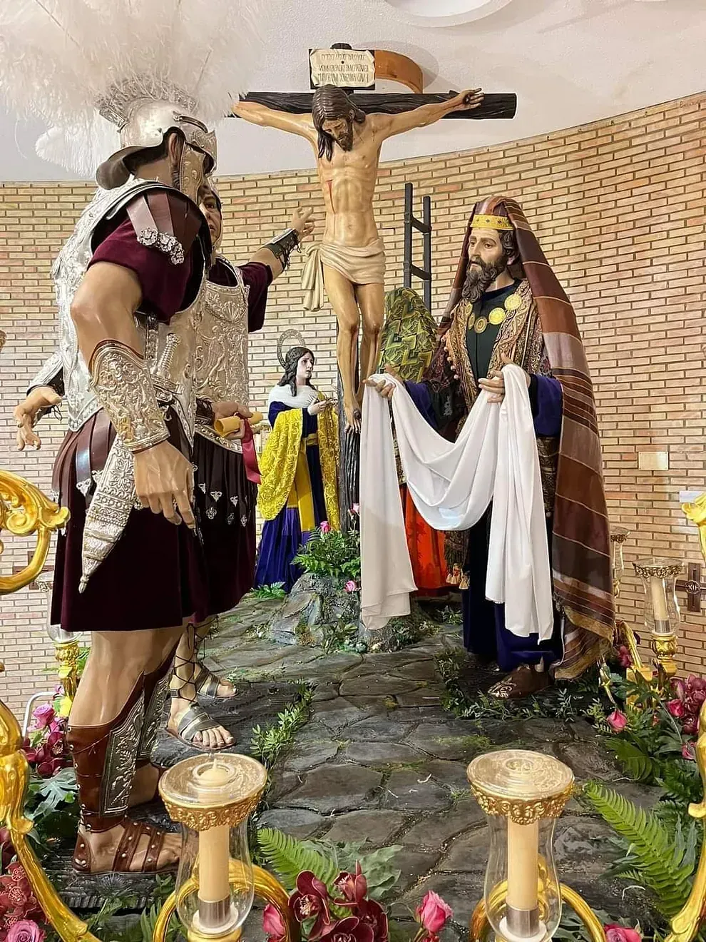 Una estatua de Jesús en la cruz con un soldado romano de pie junto a él.