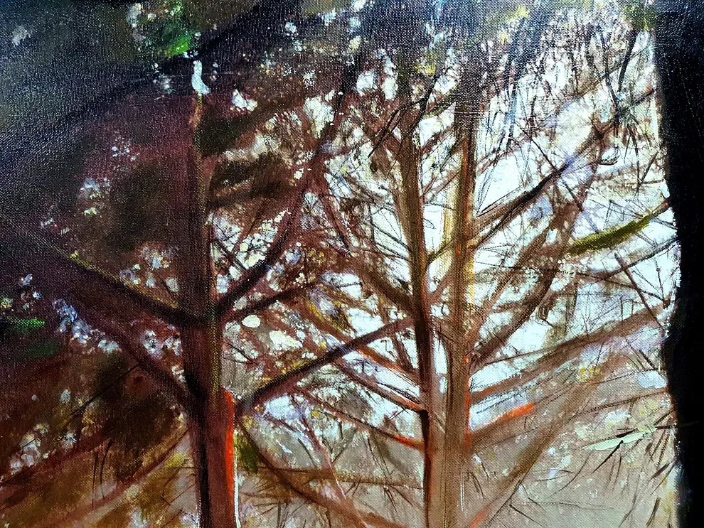 Una pintura de árboles reflejados en un charco de agua.