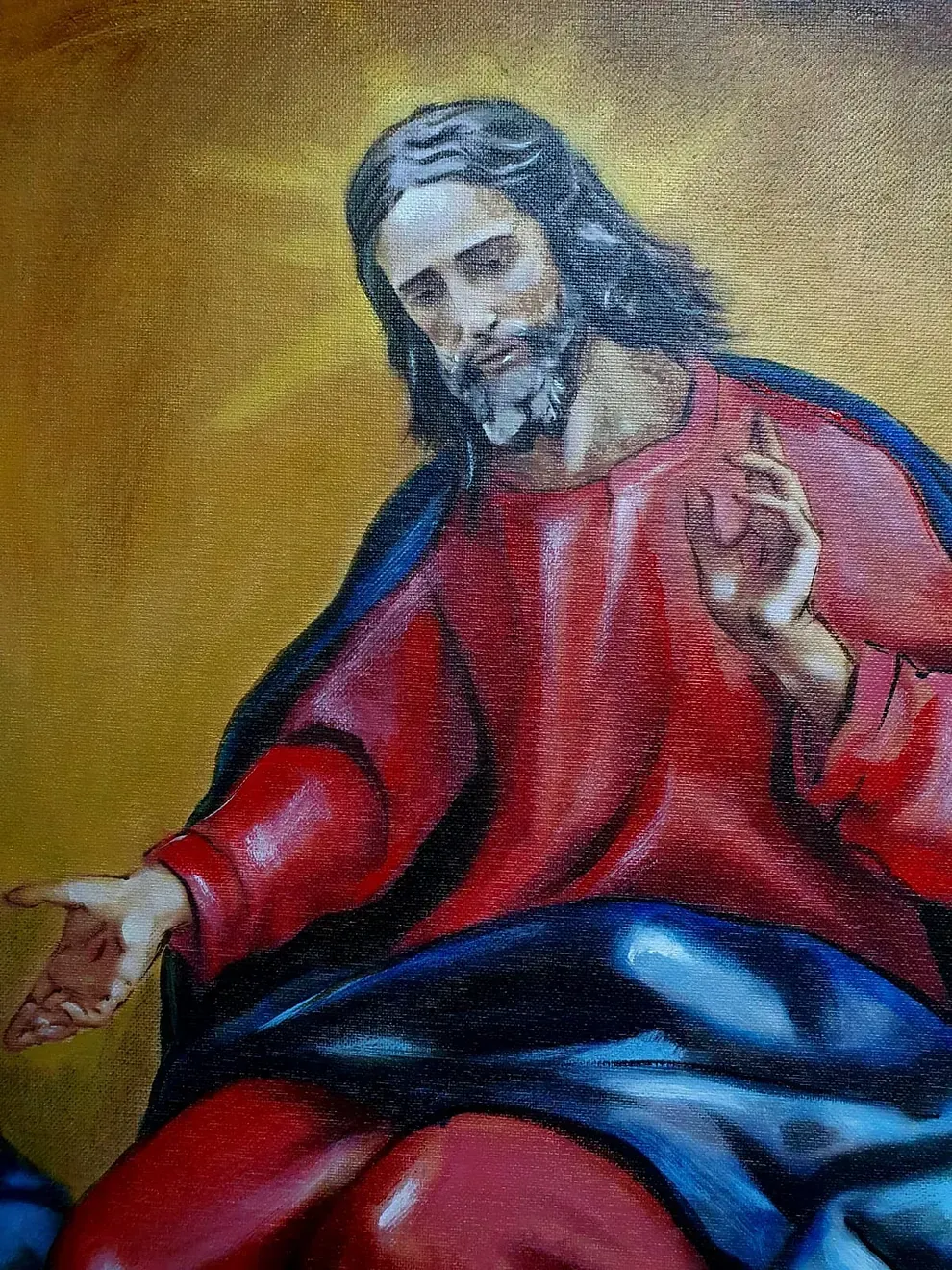 Un primer plano de una pintura de Jesús con una túnica roja.