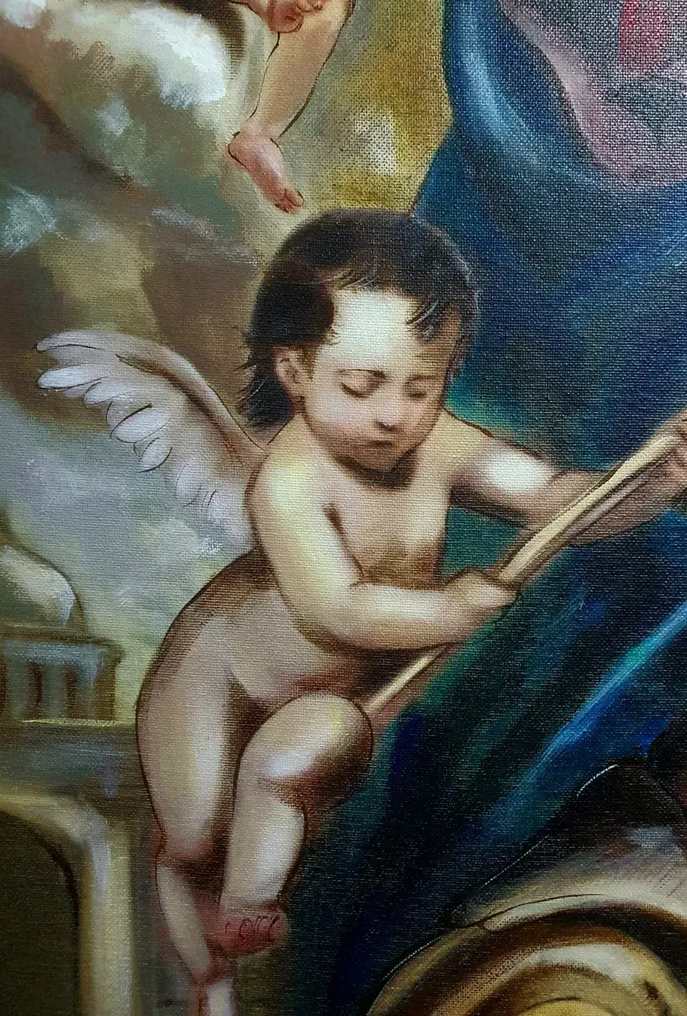 Un primer plano de una pintura de un bebé querubín sosteniendo un palo.
