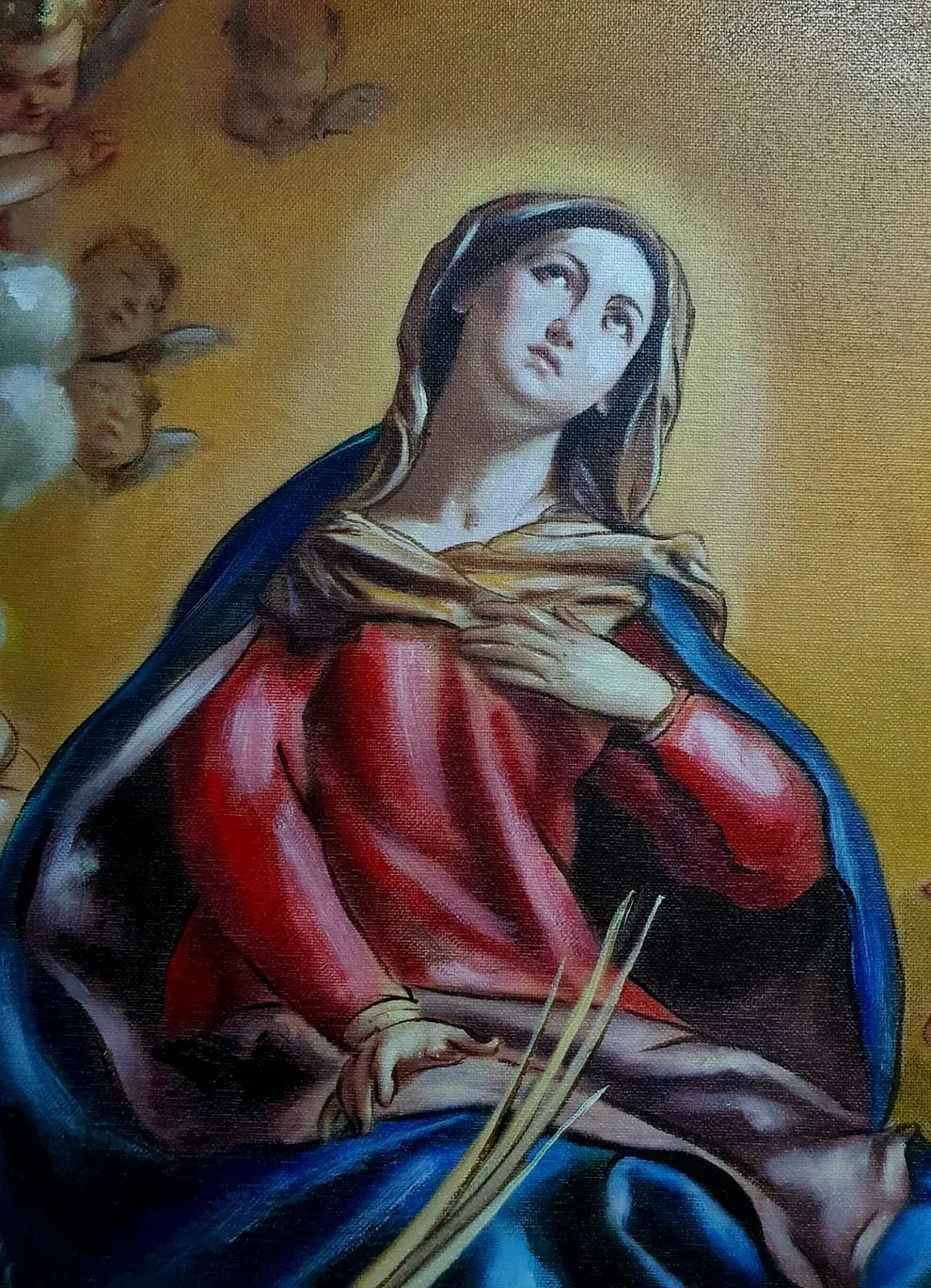 Un primer plano de un cuadro de una mujer con una túnica azul.