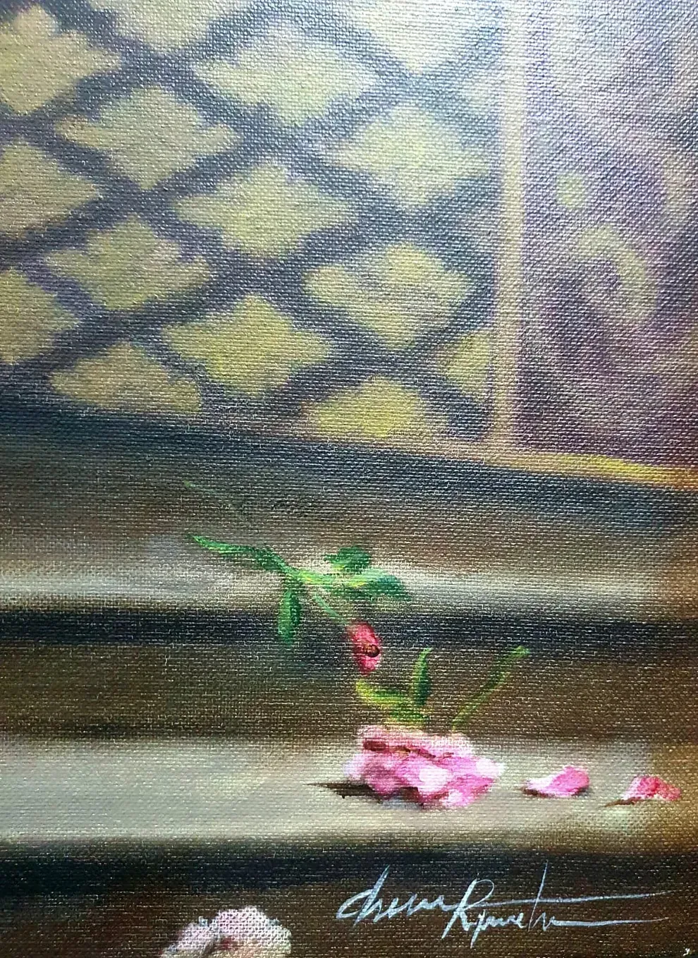 Un primer plano de un cuadro de flores sobre una mesa.