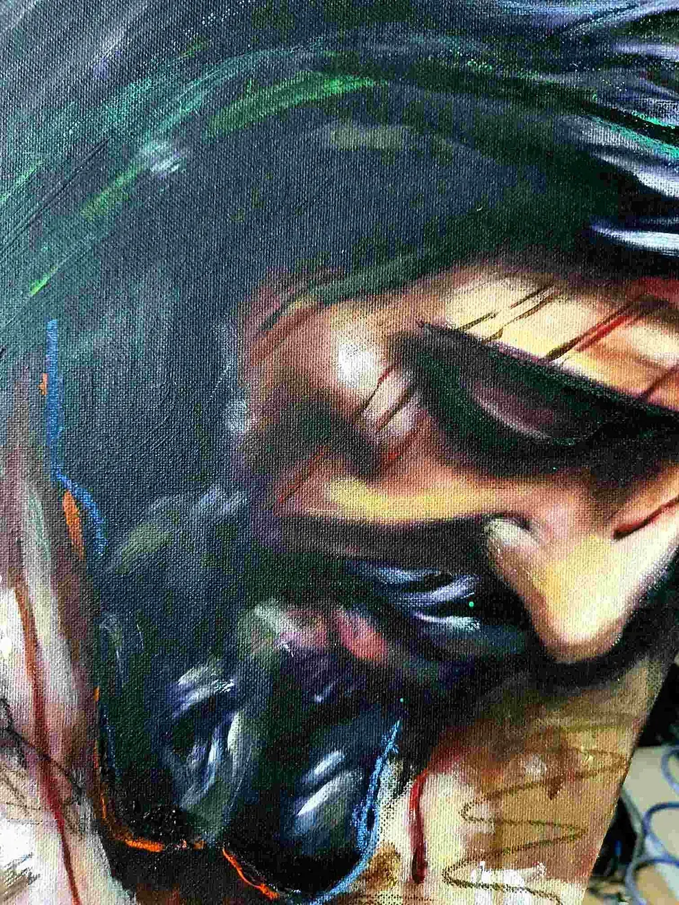 Un primer plano de una pintura del rostro de un hombre con rastas.