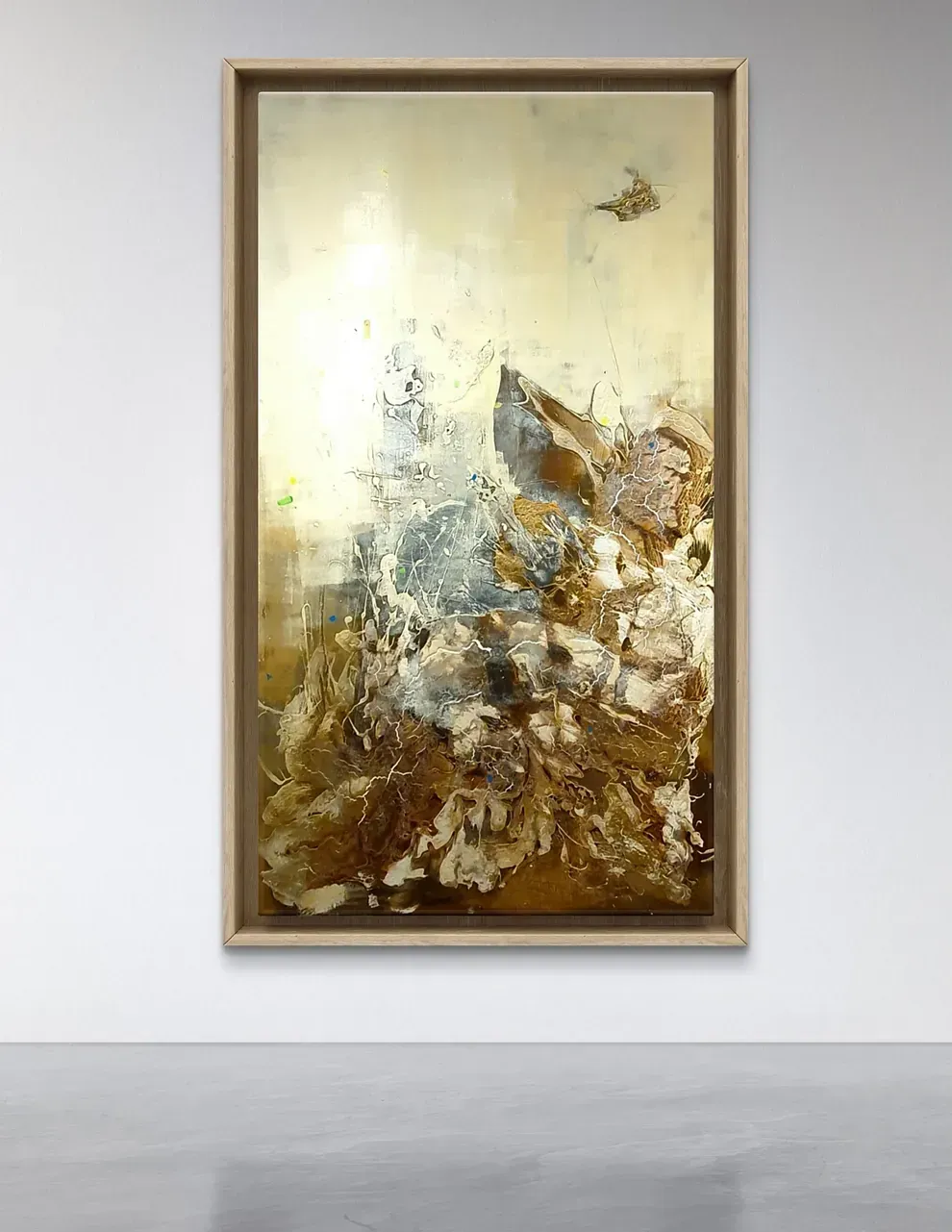 Un cuadro grande está colgado en una pared en un museo.