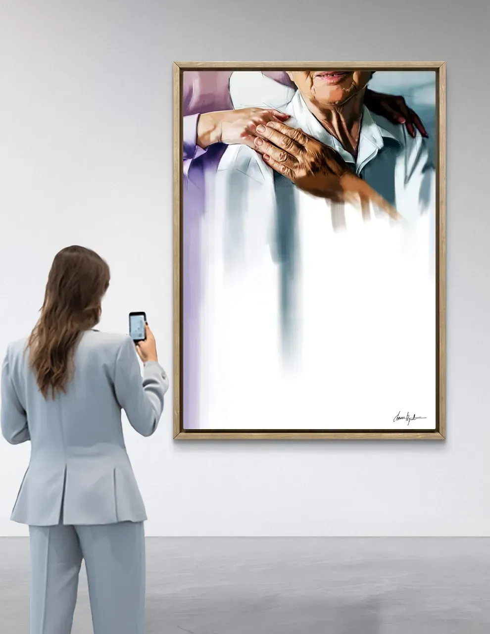 Una mujer está tomando una fotografía de una pintura de dos personas tomadas de la mano.