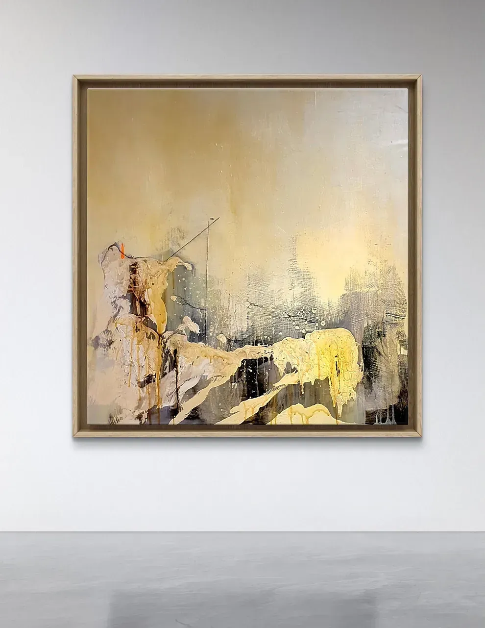 Un cuadro grande está colgado en una pared blanca.