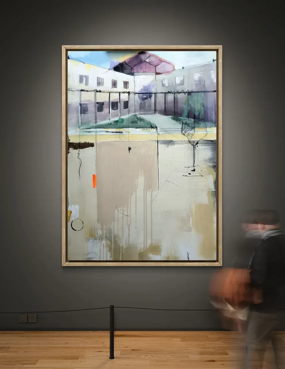 Un cuadro grande está colgado en una pared en un museo.