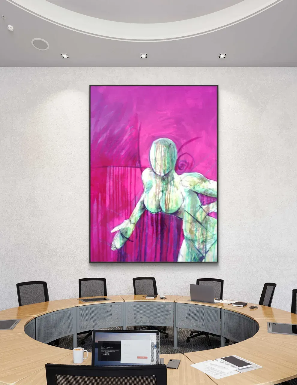 Una sala de conferencias con un gran cuadro de una mujer en la pared.