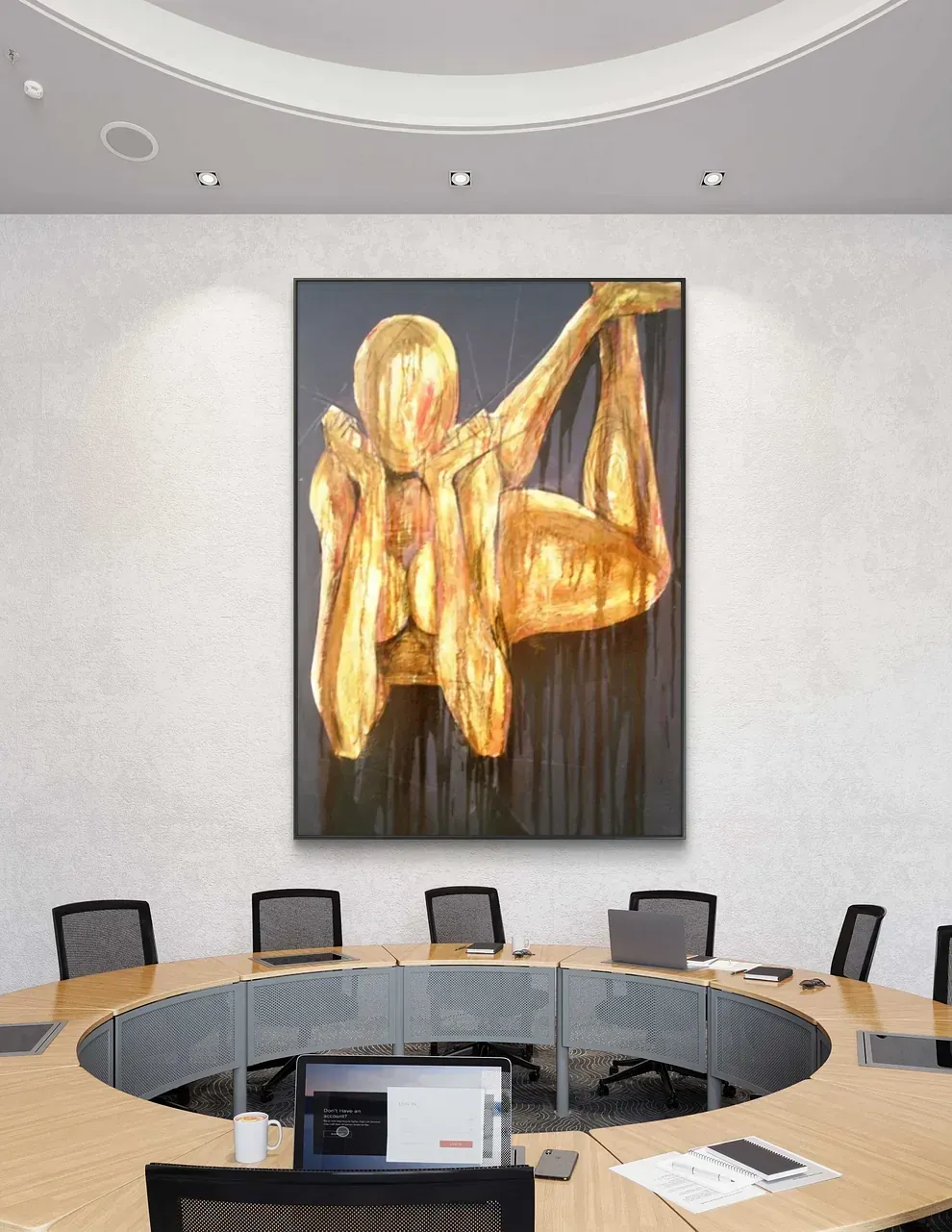 Una sala de conferencias con un gran cuadro en la pared.