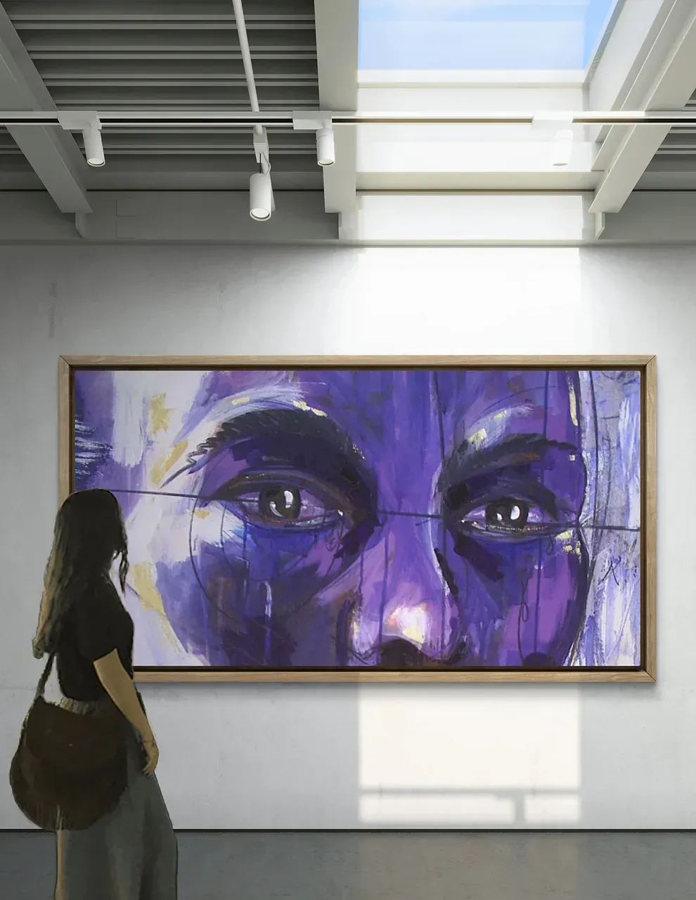 Una mujer está parada frente a una gran pintura del rostro de una mujer.