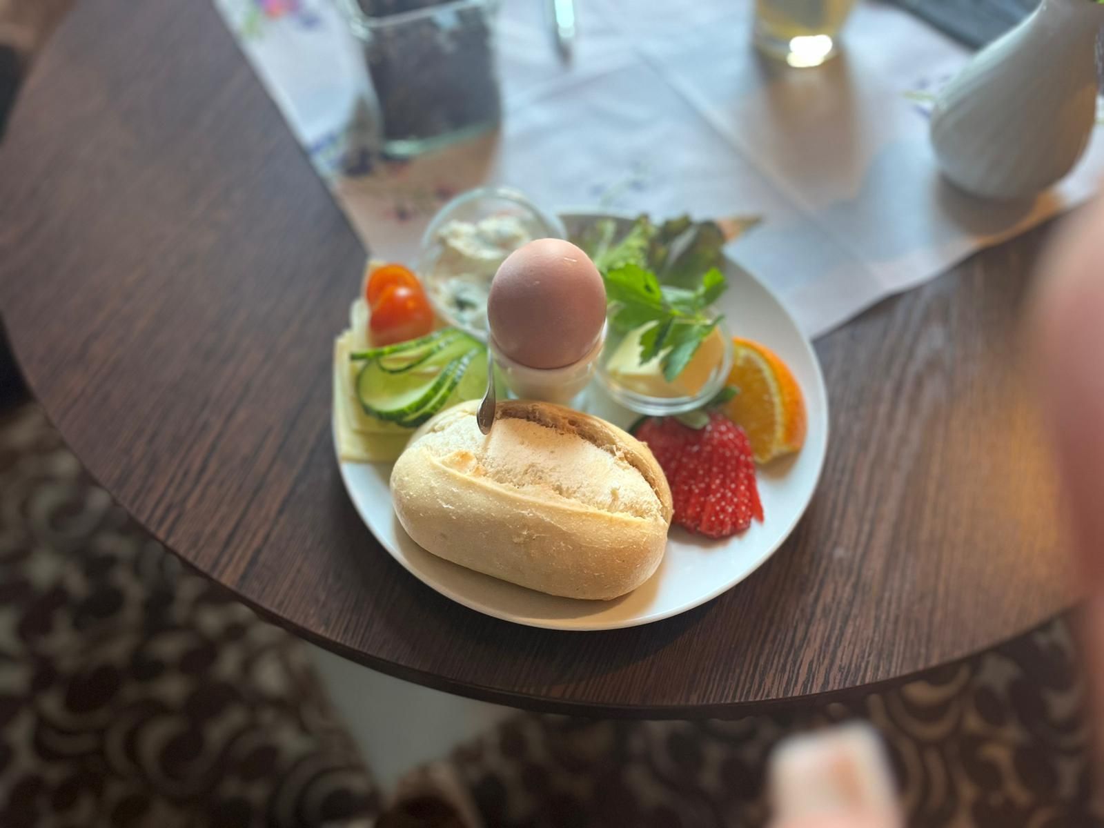 Ein Teller mit Essen mit einem Sandwich und einem Ei auf einem Tisch