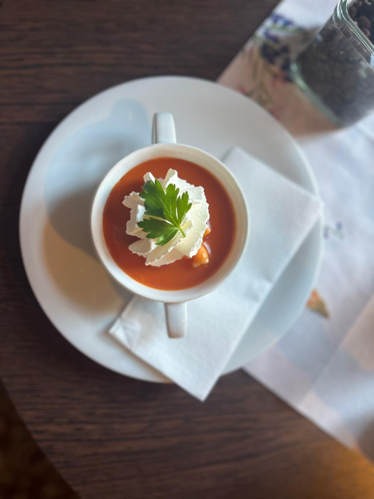Eine Tasse Tomatensuppe mit Schlagsahne obendrauf