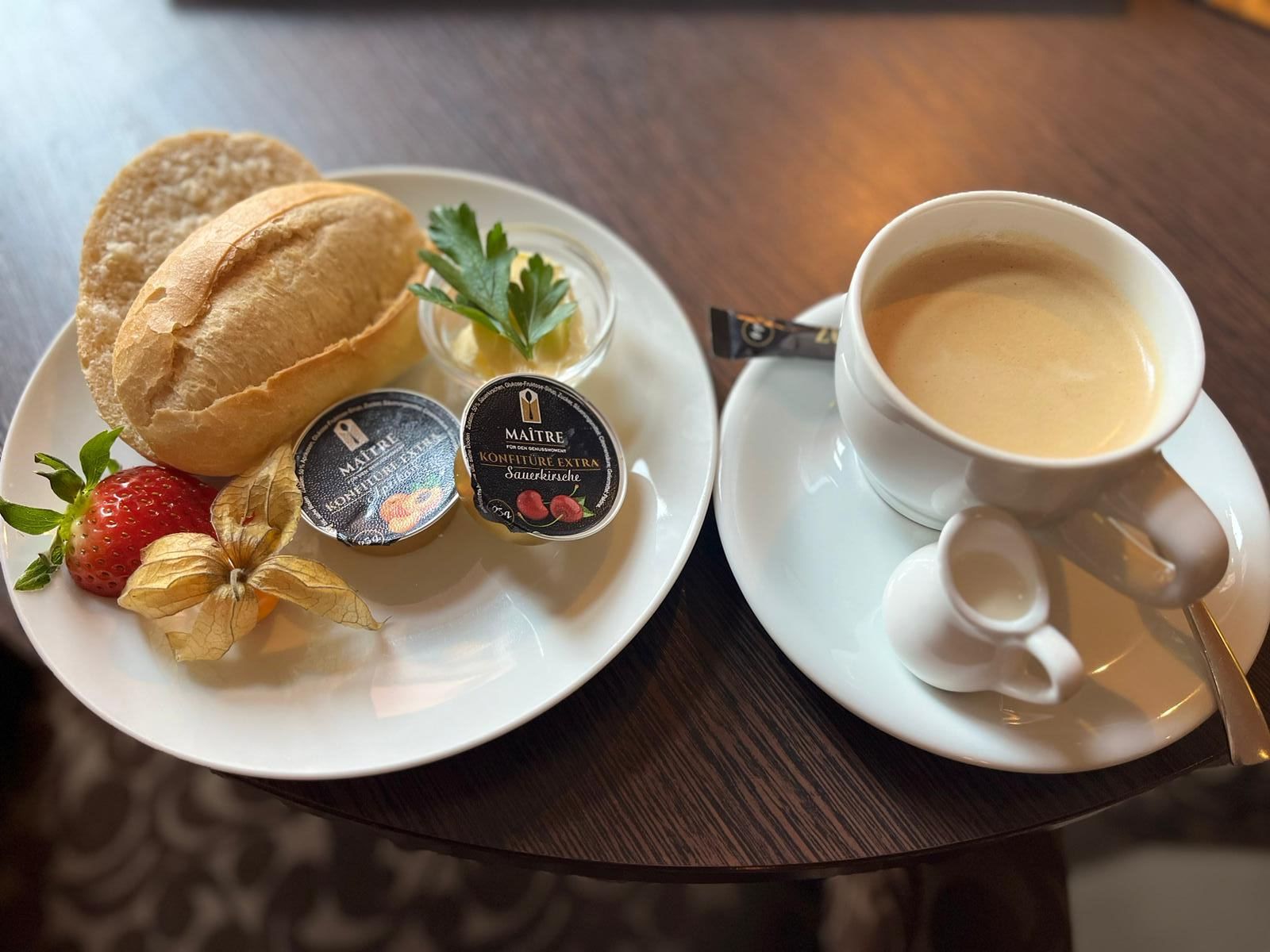 Ein Teller mit Essen und eine Tasse Kaffee auf einem Tisch.
