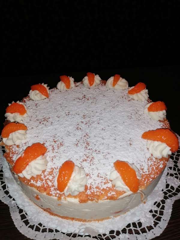 Ein Kuchen mit Schlagsahne und Puderzucker obendrauf