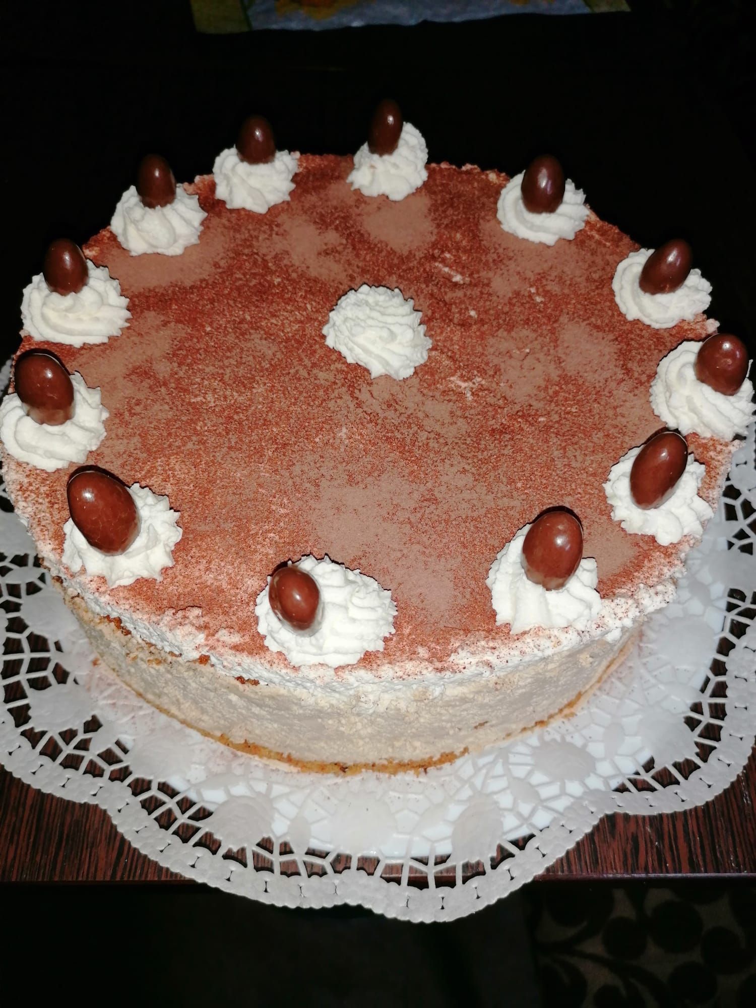 Ein Schokoladenkuchen mit Schlagsahne und Schokoladenkugeln obenauf