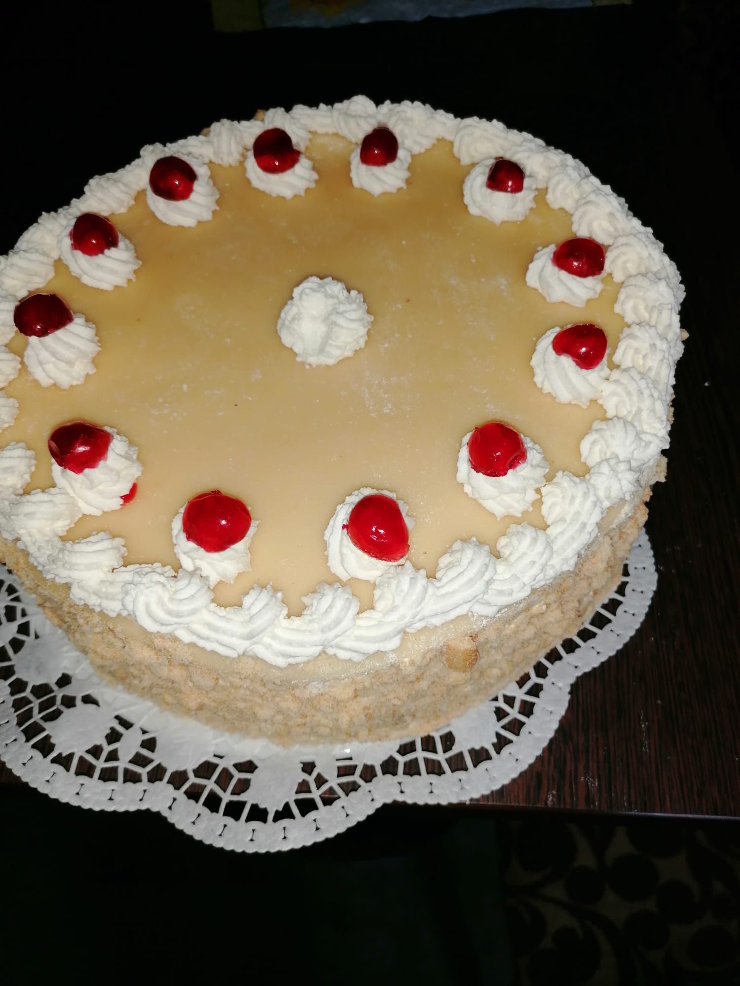 Ein Kuchen mit Schlagsahne und Kirschen obendrauf