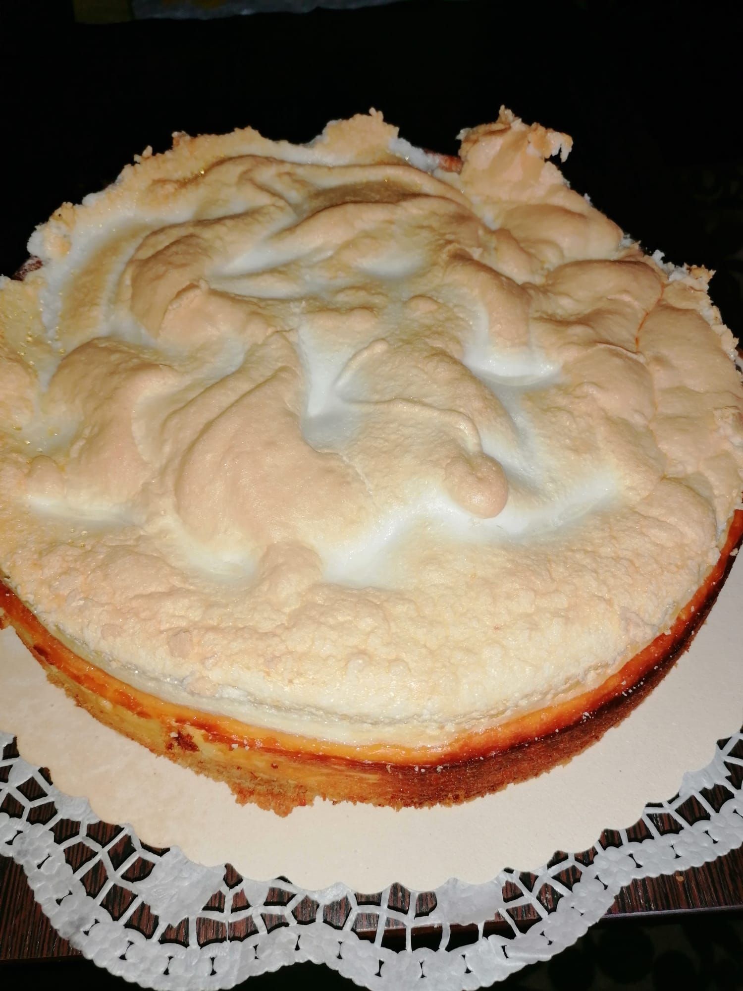 Ein Kuchen mit viel Baiser obendrauf