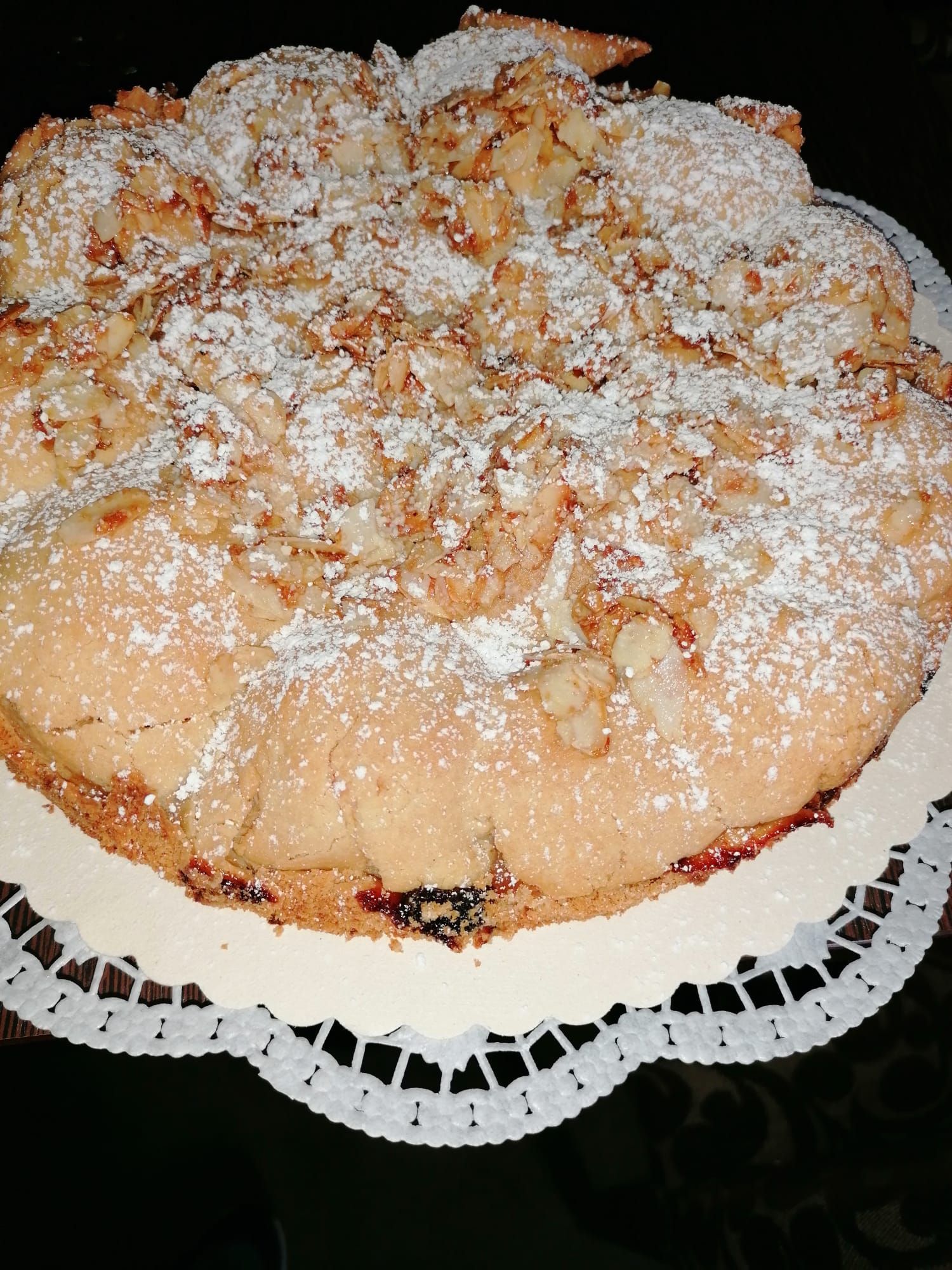 Ein Kuchen mit Puderzucker darauf