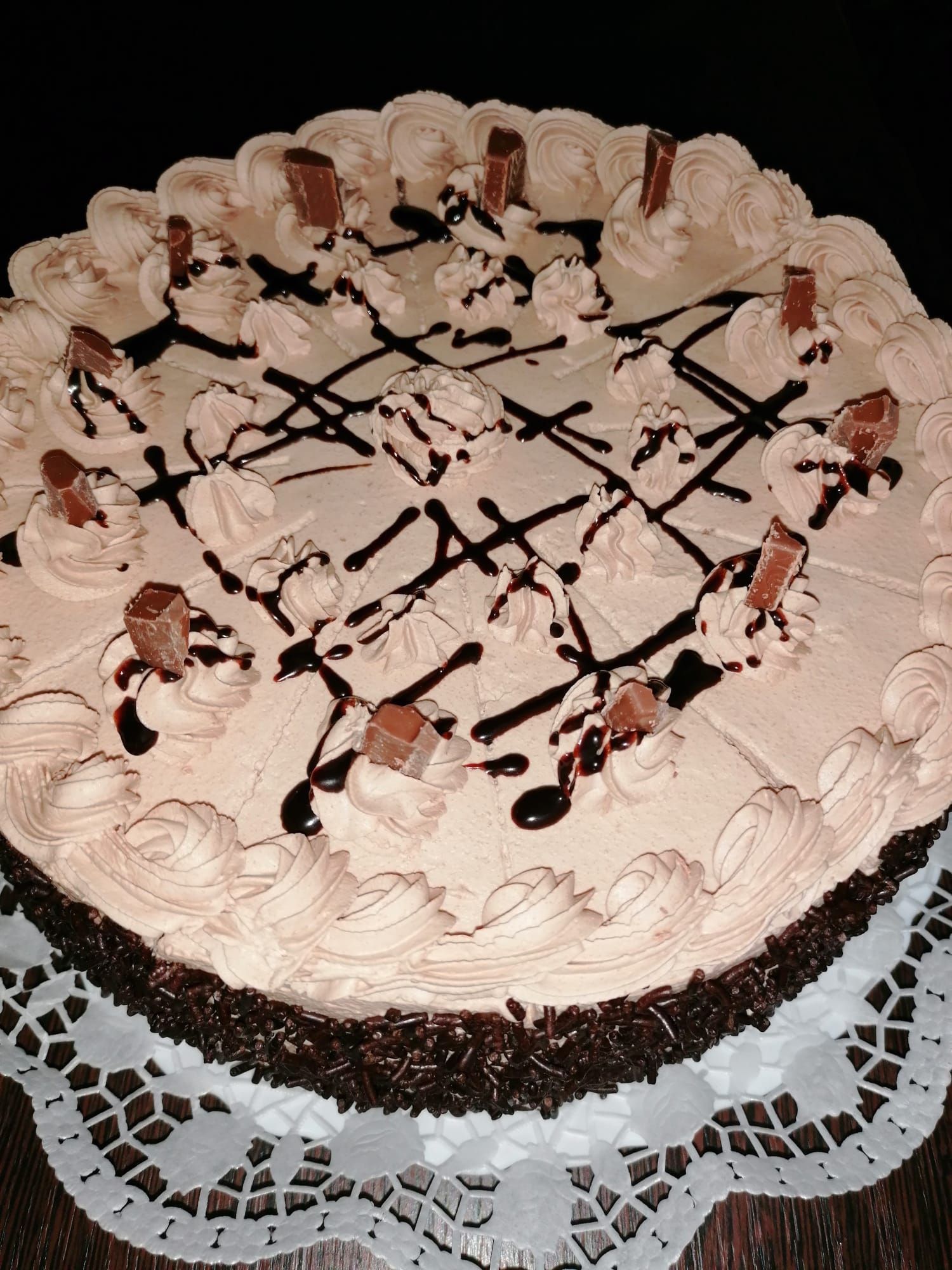 Ein Schokoladenkuchen mit Schlagsahne und Schokostreuseln