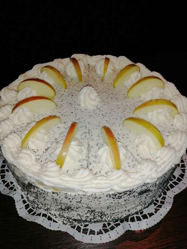 Ein Kuchen mit Schlagsahne und Apfelscheiben obenauf