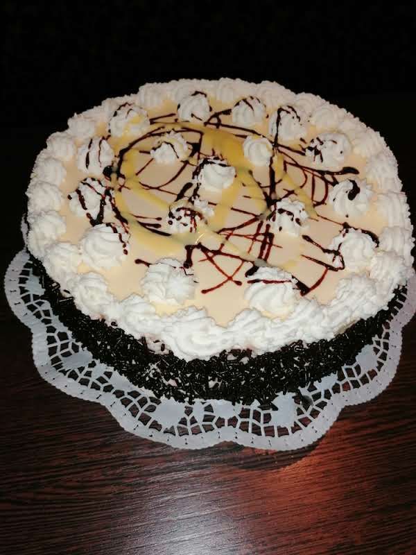 Ein Kuchen mit Schlagsahne und Schokostreuseln obenauf