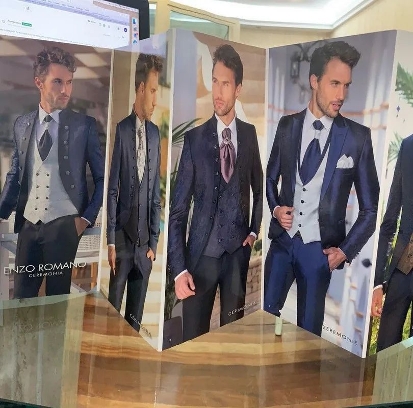 Una exhibición de múltiples paneles de modelos de trajes de moda para hombres en varios colores, poses y configuraciones.