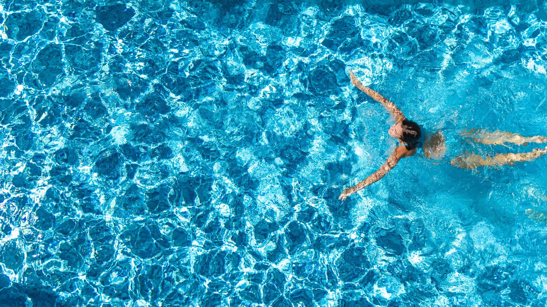 Femme nageant dans une piscine