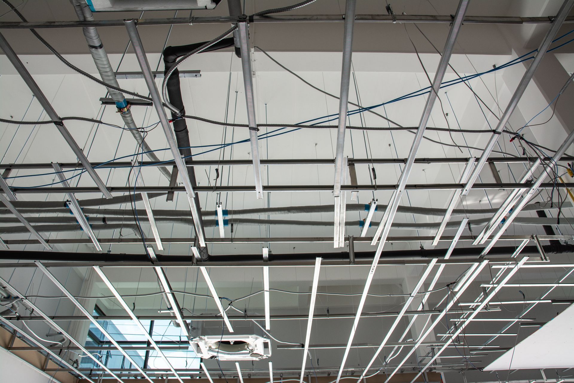 Faux plafond en cours d'installation