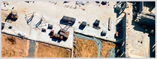 Una vista aérea de un edificio con un montón de sillas encima.