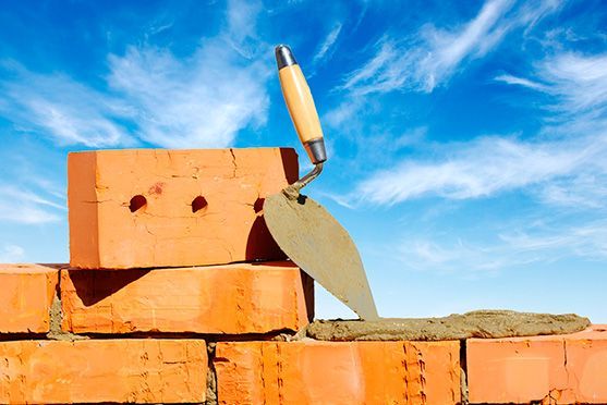 Se está construyendo un muro de ladrillos con ladrillos y una paleta.