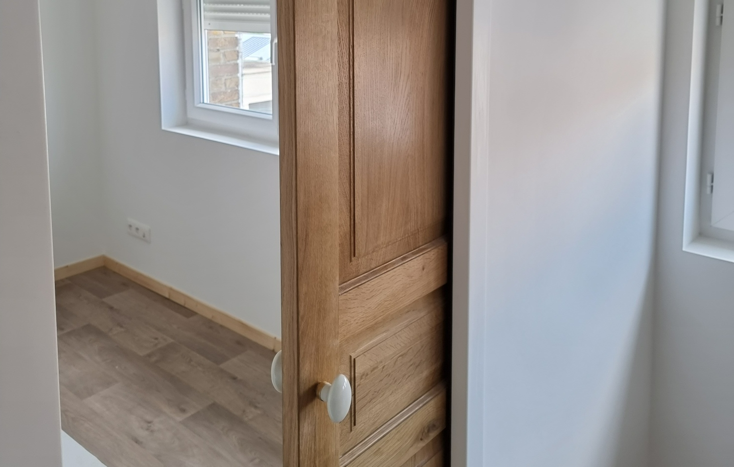 Porte coulissante en bois clair