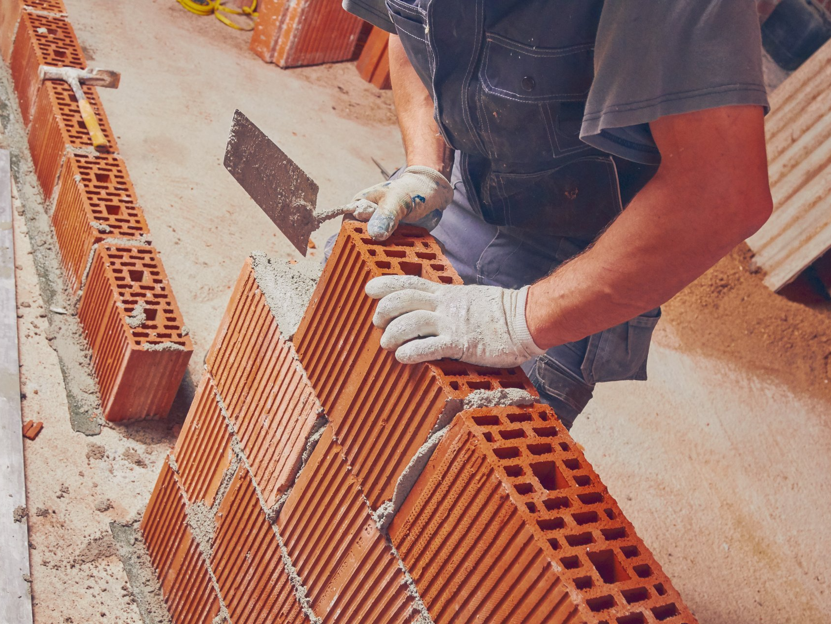 Maçon en pleine construction d'un mur