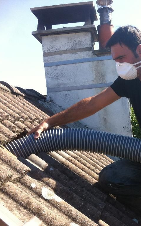 Hommes en train d'isoler des combles par soufflage