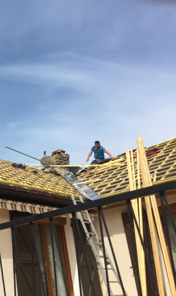 Couvreur qui effectue une pose de charpente