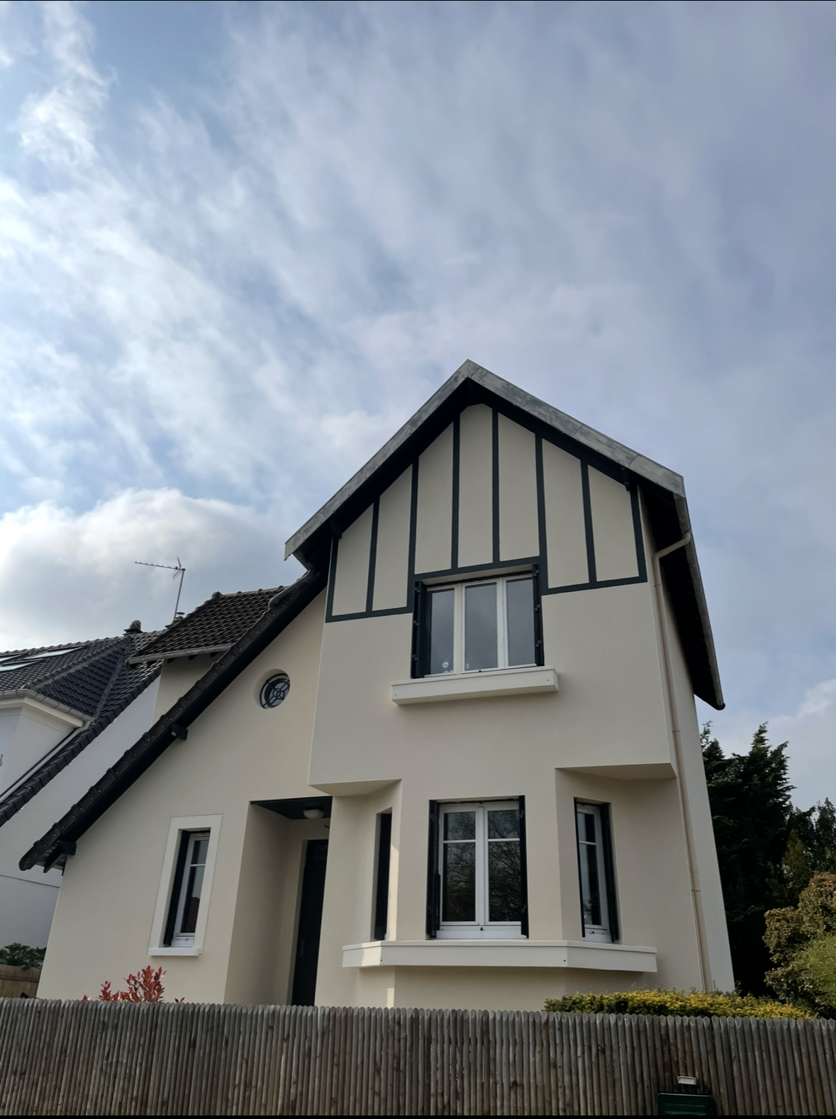 Façade blanche avec échafaudage